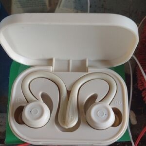 Bass Jazz EP0679 Cream Wireless Earbuds with Charging Case NWOT